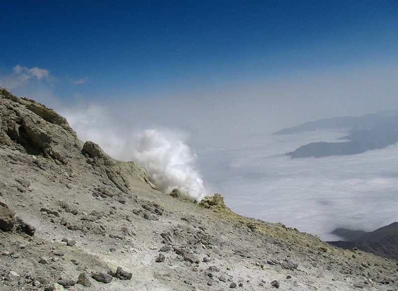  خروج گازهای گوگرد از دهانه آتشفشان قله دماوند- خاکسترهای گوگردی در قله دماوند